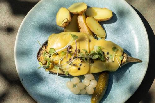 Aubergine grillée accompagnée de raclette végétale