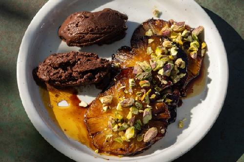 Ananas grillé nappé d’un glaçage au rhum