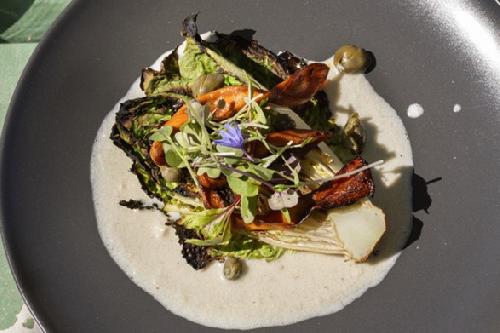 Salade César grillée au « bacon » de carottes